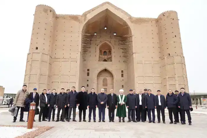 МИНИСТРЫ ВОДНОГО ХОЗЯЙСТВА УЗБЕКИСТАНА И КАЗАХСТАНА ПОСЕТИЛИ МАВЗОЛЕЙ ХОДЖИ АХМЕДА ЯСАУИ В ТУРКЕСТАНЕ (3)