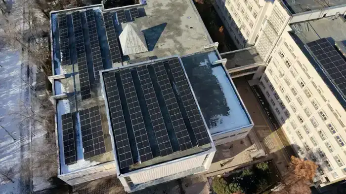На крыше учебных корпусов КазНУ установлены солнечные панели (8)