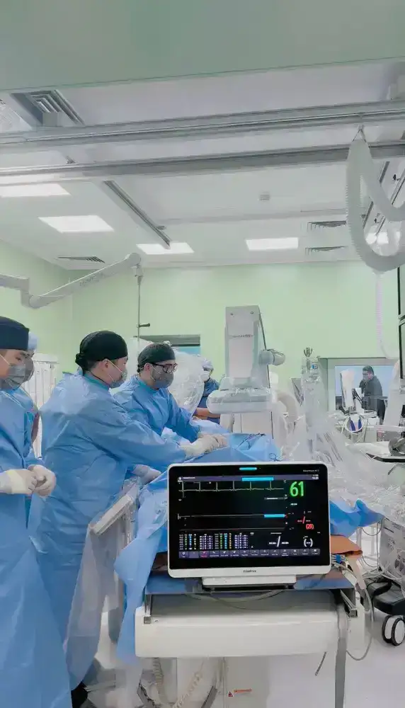 Высокие технологии в кардиологии: в Алматы пожилым пациентам заменили клапан сердца (4)