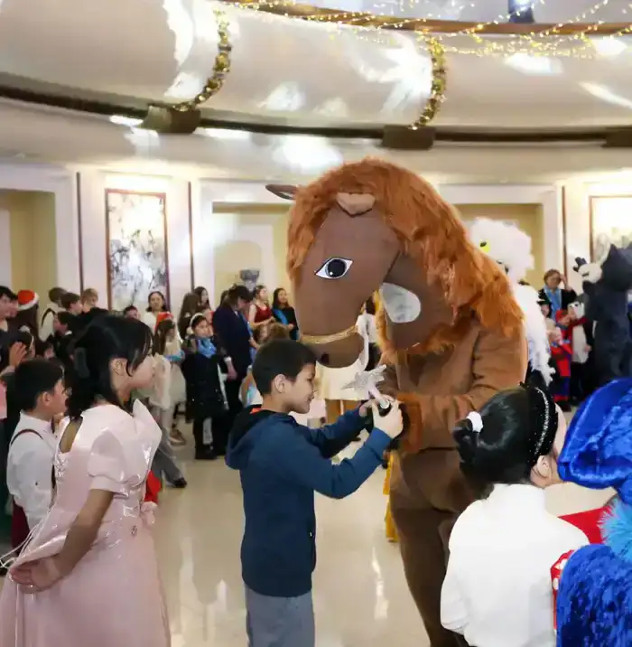 В Алматы новогодняя ёлка подарила праздник 400 воспитанникам соцучреждений (9)