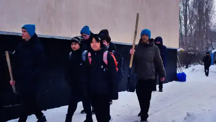 В Астане школьники провели волонтерскую эстафету «Снежный десант»