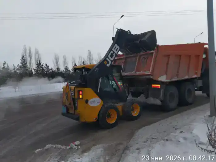 В борьбе со снегом в Астане задействовано более 1300 единиц спецтехники (6)