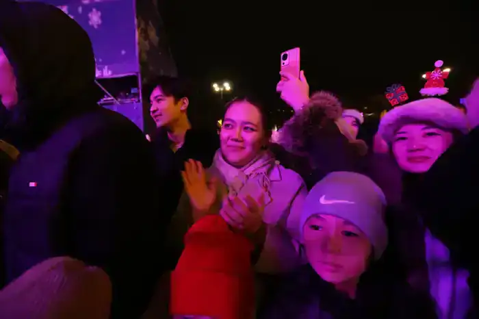 Туристы из Дубая отмечают доброжелательность казахстанцев на новогоднем шоу Алматы (6)