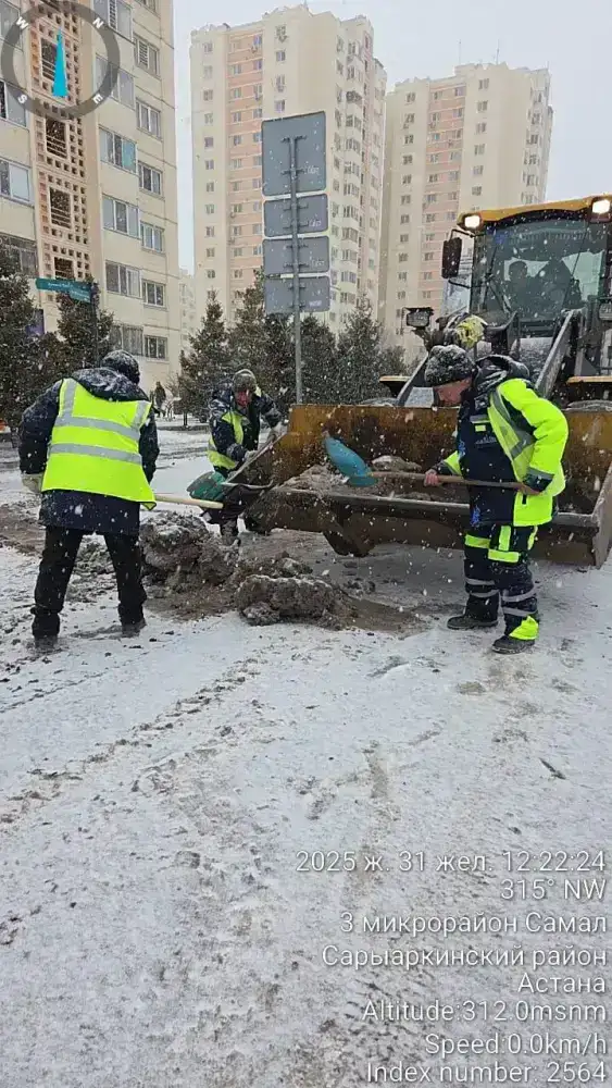 Обильный снегопад в Астане: коммунальные службы работают круглосуточно (3)