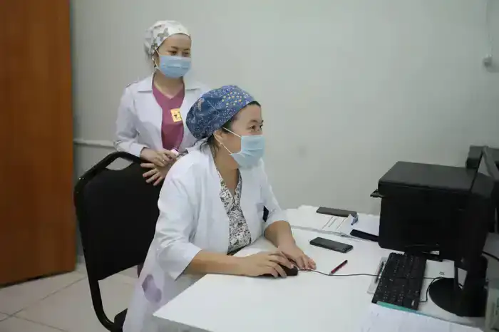 Аким Мангистауской области посетил пострадавших в ДТП в Бейнеуском районе