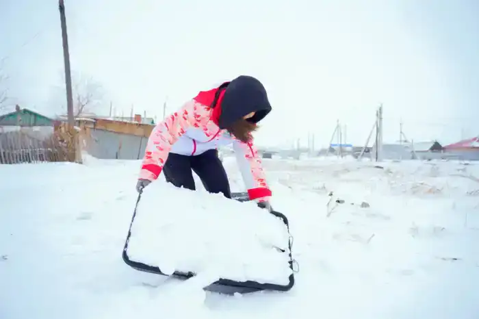 Столичные волонтеры помогли одиноким пенсионерам с уборкой снега (3)