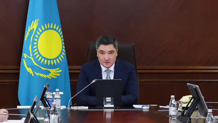 Премьер-министр Бектенов призывает министров к открытости: последствия для реформ и управления в стране