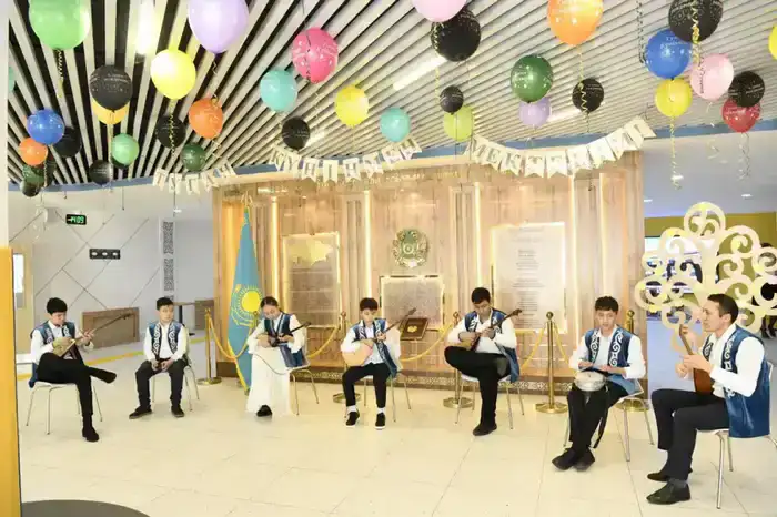 Воспитание, знания и искусственный интеллект: особое мероприятие прошло в столичной школе (2)