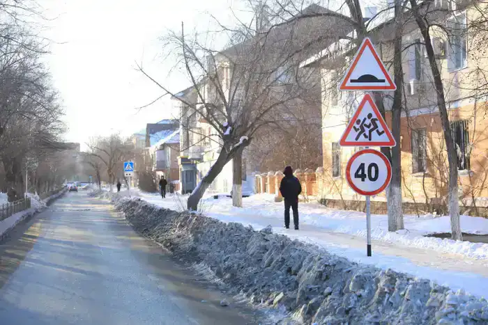 Жители микрорайона Есет батыра требуют улучшения уборки снега для обеспечения безопасности пешеходов