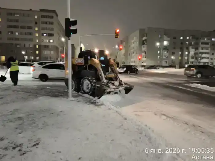 В Астане ночью к уборке снега привлечено более 1,6 тысячи единиц спецтехники (6)