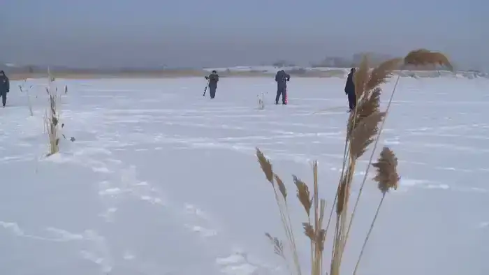 Чтобы рыба пережила зиму: на водоёмах Карагандинской области проводят противозаморные работы (6)