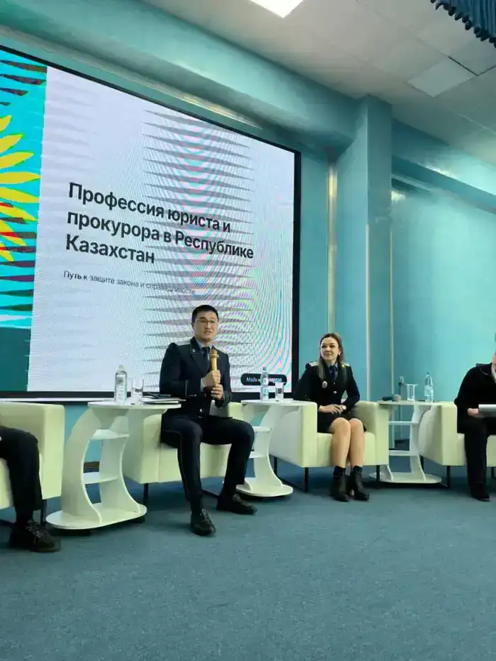 В Астане школьники провели открытое интервью с прокурорами (4)