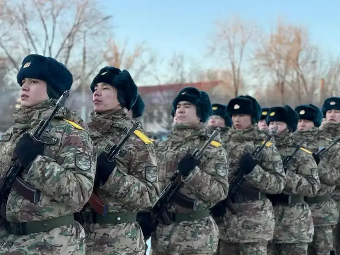 Военная присяга младшего брата офицера Национальной гвардии в Атырау