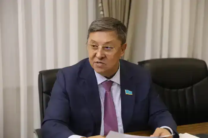 Обсуждение отопительного сезона и социально-экономического развития региона: встреча акима области с депутатом Сената