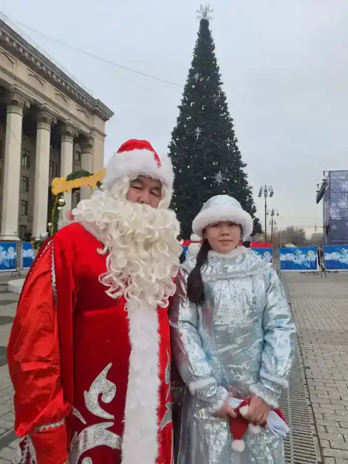 На площади Астана в Алматы началась подготовка к новогоднему концерту с участием звезд казахстанской эстрады