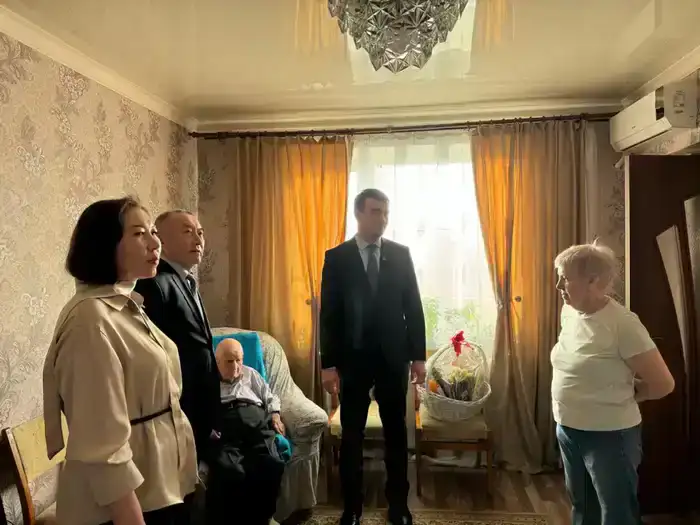 В Алматы поздравили ветерана ВОВ Анатолия Попова с 100-летием