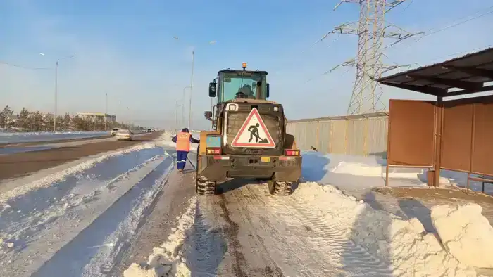 Около двух тысяч единиц спецтехники заняты в уборке снега в Астане (5)