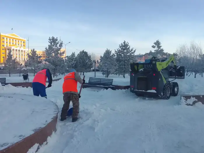 Более 1 100 единиц спецтехники вывели на уборку снега в Астане (4)