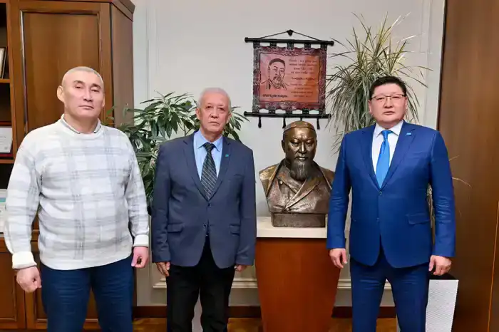 Аким области встретился с учеными-литературоведами и историками (2)