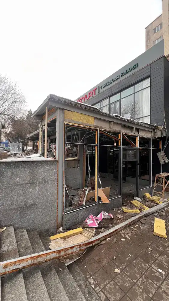 В Алматы снесли очередную незаконную пристройку (2)