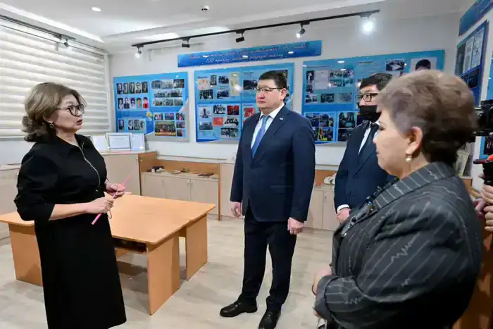 Аким области посетил гимназию №6 в Семее (9)
