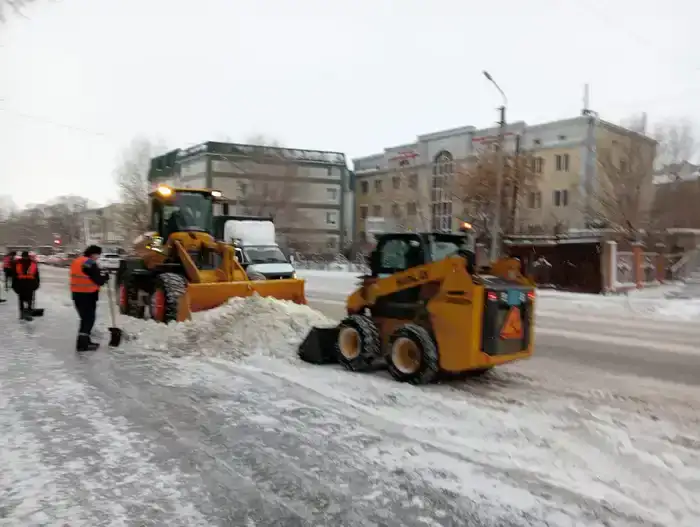 Более 1 500 единиц спецтехники задействовали в снегоуборочных работах в Астане ночью (2)