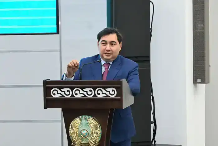 Дархан Жазықбай обсудил развитие госслужбы с сотрудниками министерств транспорта, промышленности и строительства РК Шымкенте