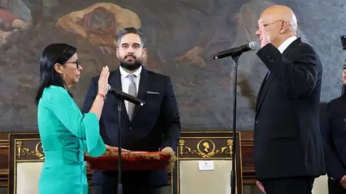 Делси Родригес приняла присягу в Каракасе как исполняющая обязанности президента Венесуэлы