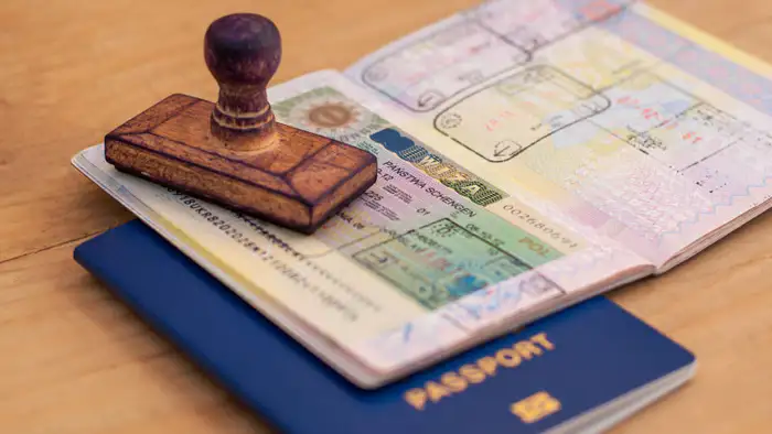 Паспорт — главный документ для выезда за границу, и любая 'мелочь' в нём может обернуться большими проблемами. Казахстанцам напомнили о распространенной ошибке: даже небольшие повреждения, такие как пятна, надрывы страниц или посторонние предметы, могут п