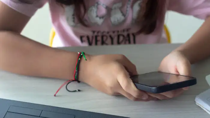 Казахстанский депутат предлагает ограничить доступ несовершеннолетних к социальным сетям