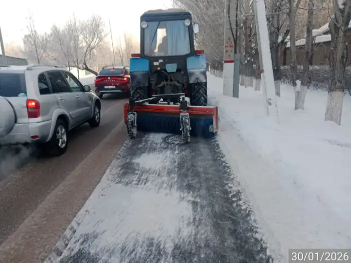 Более 1 100 единиц спецтехники вывели на уборку снега в Астане (5)