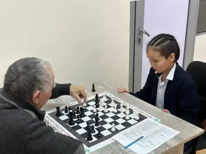 В Астане состоялась товарищеская встреча по шахматам среди пенсионеров и школьников (3)