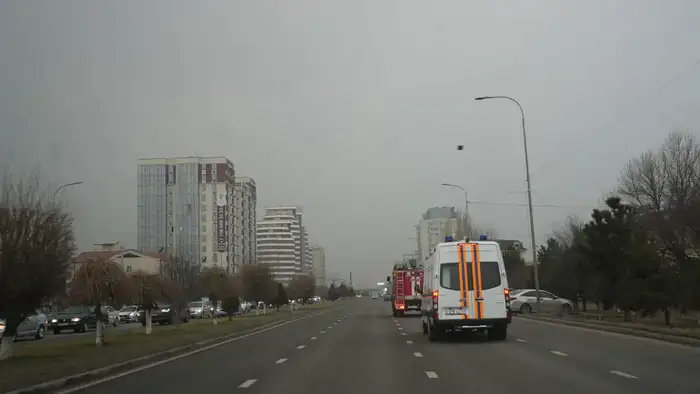 Шымкент: водители уступают дорогу экстренным службам