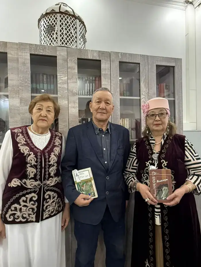 В Астане пенсионеры отмечают 95-летие Мукагали Макатаева через литературный челлендж