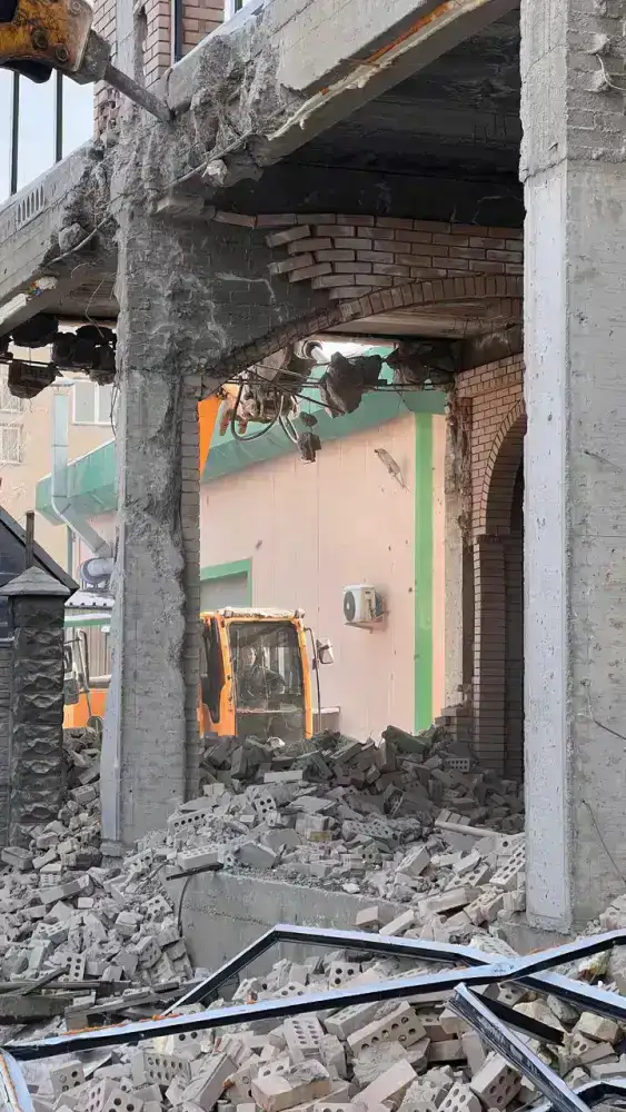 Снос крупного незаконного объекта в Алматы начался по решению суда