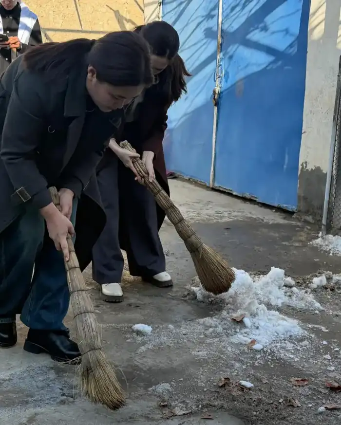 В ТУРКЕСТАНЕ В РАМКАХ ПРОГРАММЫ "ТАЗА ҚАЗАҚСТАН" ОКАЗАНА ПОМОЩЬ ОДИНОКИМ ПОЖИЛЫМ ЛЮДЯМ (2)