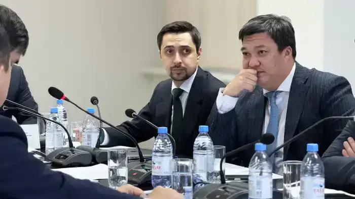 В рамках реализации поручений Главы государства и мероприятий Года цифровизации и IT Заместитель Премьер-министра — министр искусственного интеллекта и цифрового развития Жаслан Мадиев провёл рабочее совещание, посвященное цифровой трансформации системы здравоохранения (2)