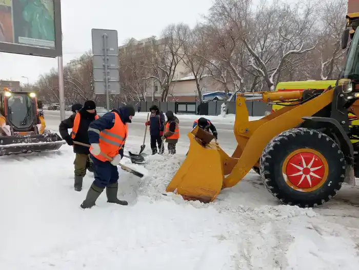 Более 1 500 единиц спецтехники задействовали в снегоуборочных работах в Астане ночью (6)