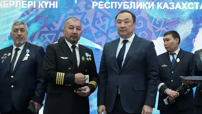 Мухамед-Шарип Ермеков награждён нагрудным знаком «Құрметті авиатор» за службу в гражданской авиации