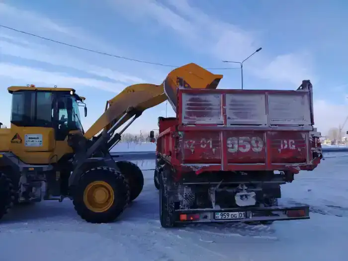 Коммунальные службы Астаны активно очищают город от снега с помощью 2 тысяч единиц спецтехники