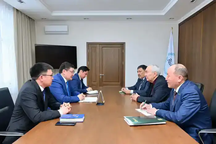Аким области Абай встретился с депутатом Мажилиса Парламента Жигули Дайрабаевым (4)