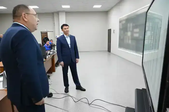 Дархан Сатыбалды ознакомился с внедрением цифровых решений и ИИ в системах жизнеобеспечения города (3)