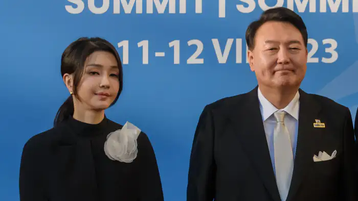 Экс-первую леди Южной Кореи приговорили к тюремному сроку за дорогие подарки