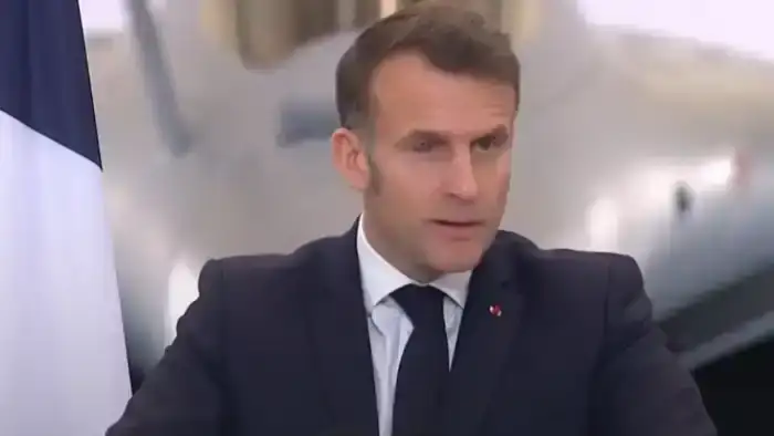 Эммануэль Макрон с залитым кровью глазом выступил перед вооруженными силами, вызывая недоумение у французов