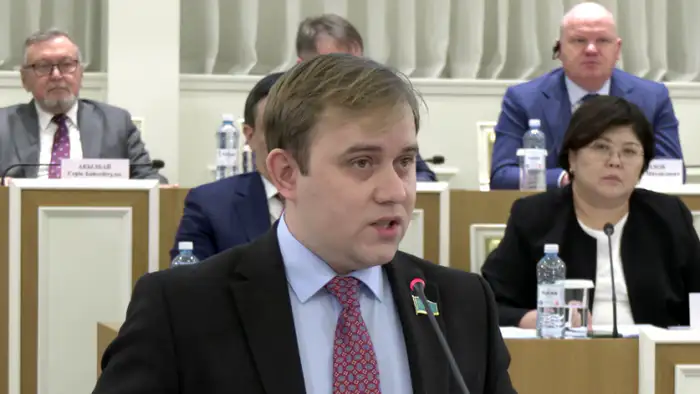 В Казахстане продолжается работа Комиссии по конституционной реформе: депутат Мажилиса Никита Шаталов разъясняет поправки, сохраняющие свободу слова и право на мирные собрания