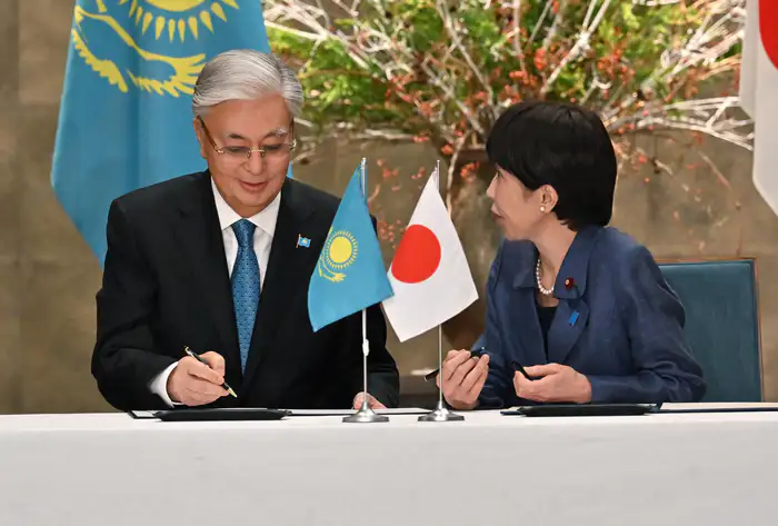 Касым-Жомарт Токаев с премьер-министром Японии Санаэ Такаичи на встрече в Токио. Фото Akorda.kz