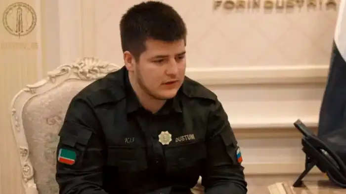 Сын главы Чечни Рамзана Кадырова, Адам Кадыров, был госпитализирован в реанимацию после дорожной аварии в Грозном, сообщает издание.