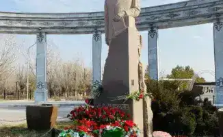 Память Динмухамеда Конаева в Алматы