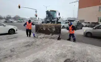 В Астане задействовано 1 517 единиц спецтехники для уборки снега