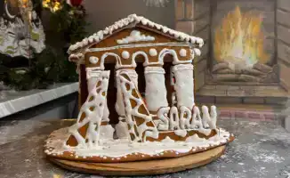 Семья из Сарани создала пряничный домик, вдохновленный городским ДК